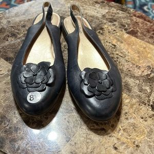 Woman’s Navy Blue L.L. Bean sling black flats, Size 8 1/2.